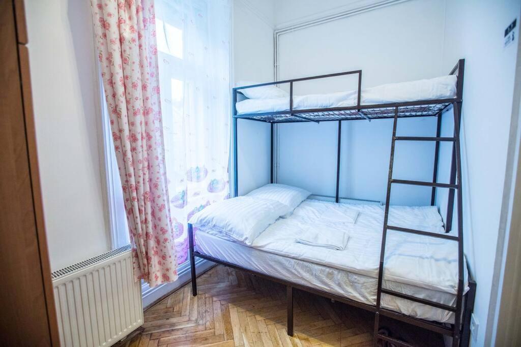 Center Apartment 5 Private Room For 19 People Budapest Eksteriør bilde